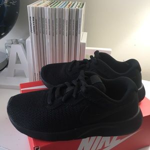 New Nike Boys Tanjun Sneakers